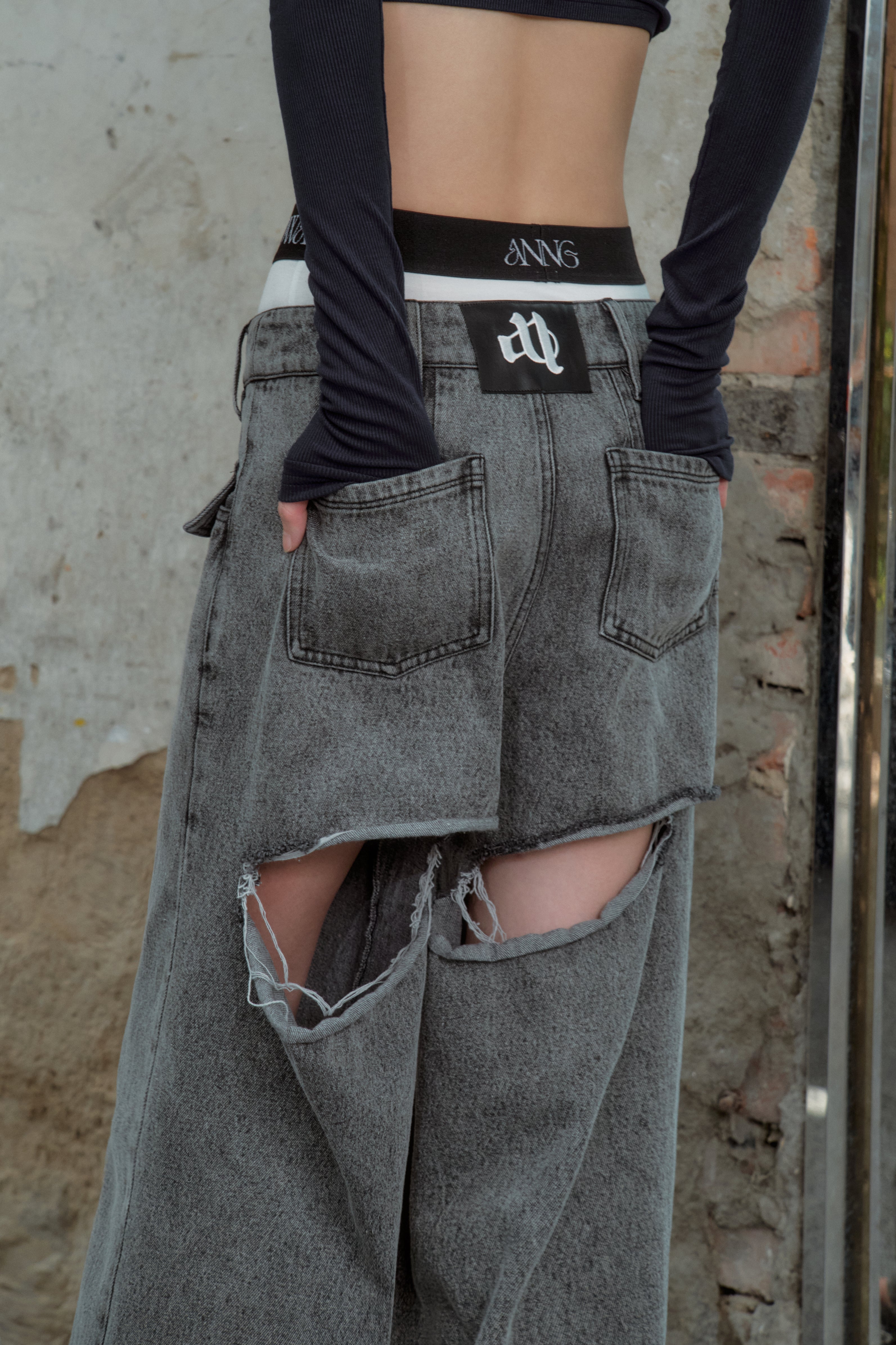 andwang アンドワンback cutout denim pants