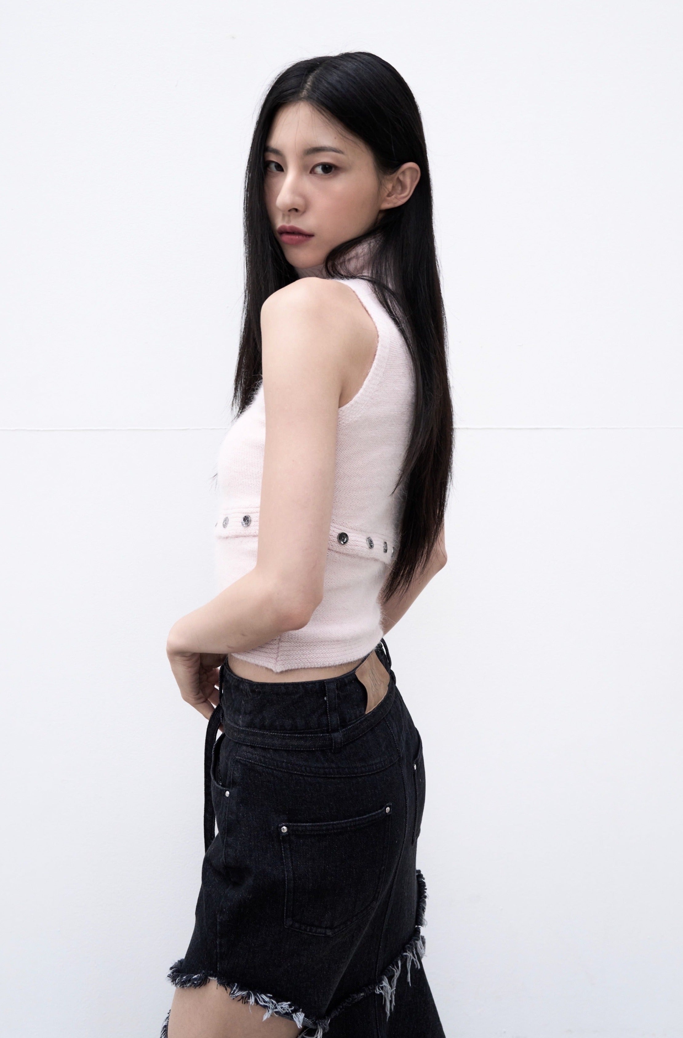 button fluffy nosleeve knit tops
